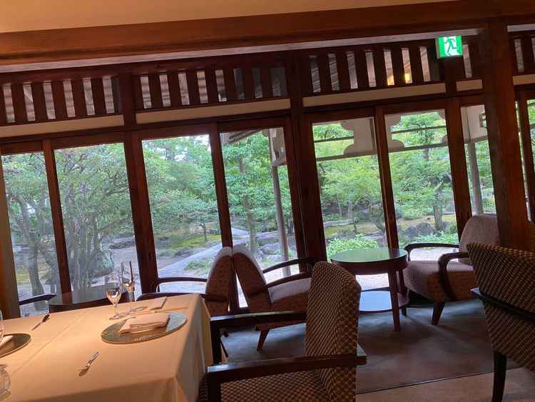 食事会場から庭園を見わたせる。また、食事会場の雰囲気は歴史と伝統を感じることができて落ち着いた印象。