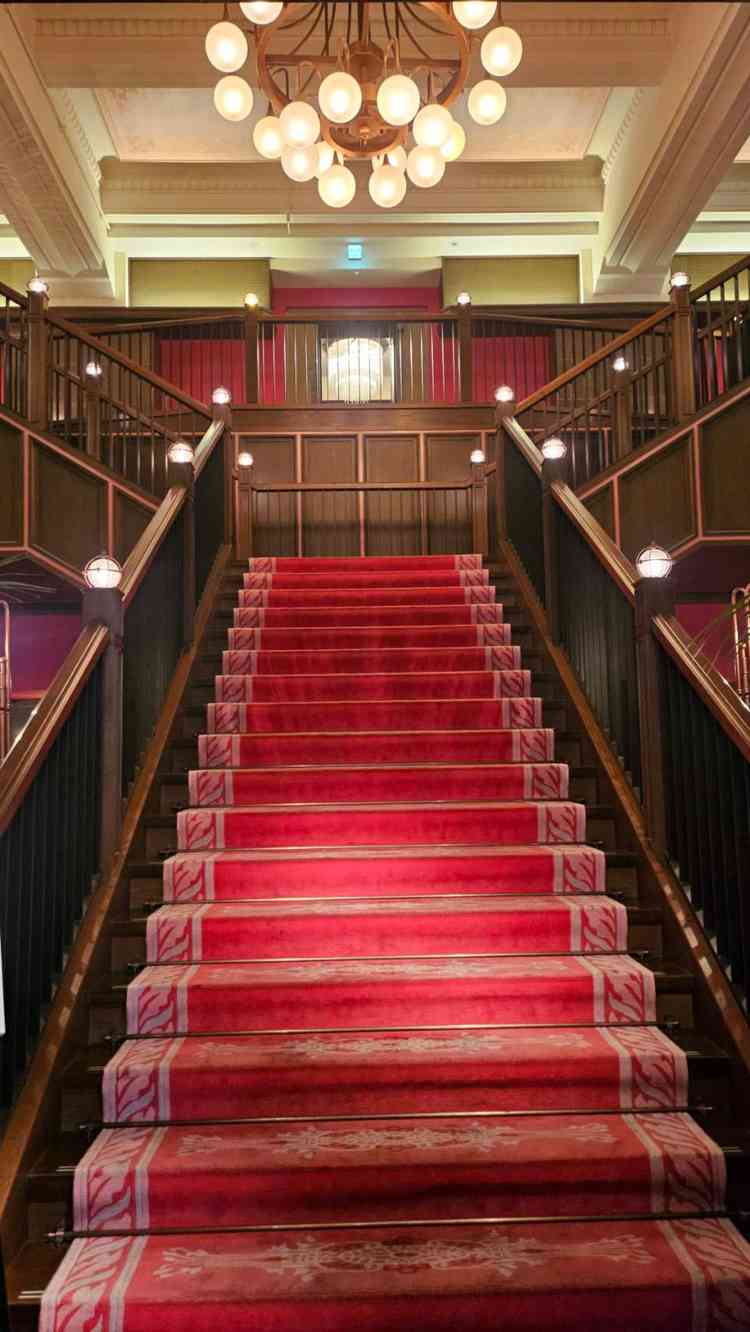 ロビーの階段。赤いじゅうたんと濃いブラウンがマッチしていて素敵。