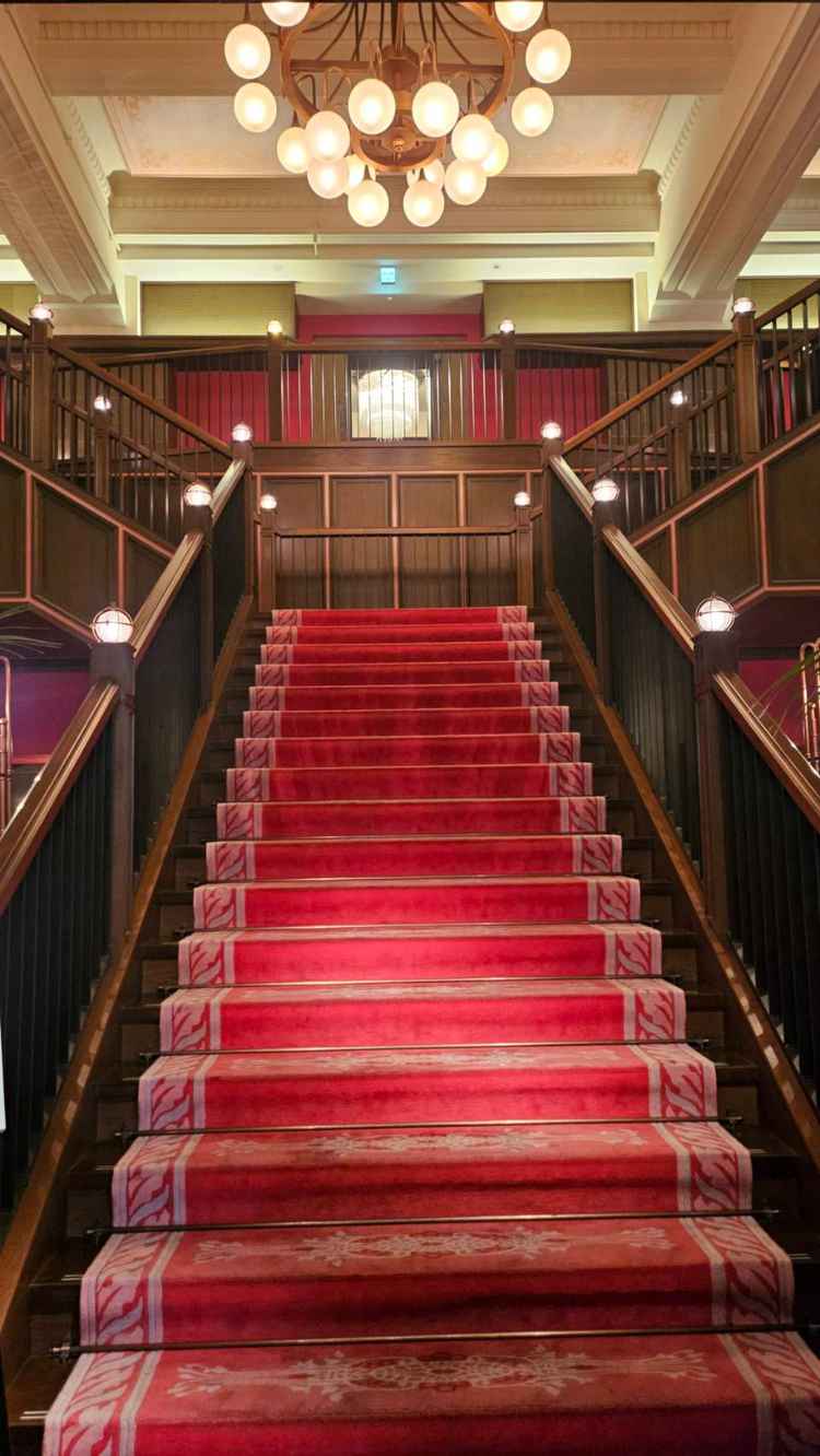 ロビーの階段。赤いじゅうたんと濃いブラウンがマッチしていて素敵。