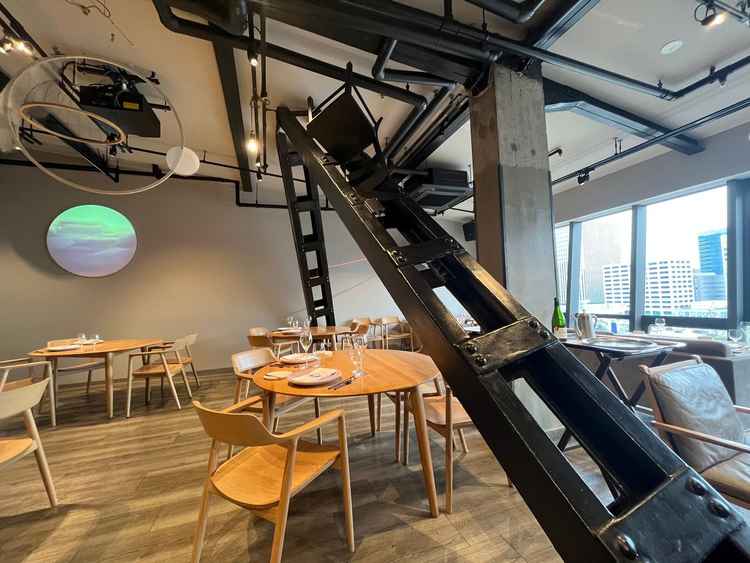 小さい方の宴会場(普段はホテルのレストランとして使用)。細かなところまでアートであふれています。