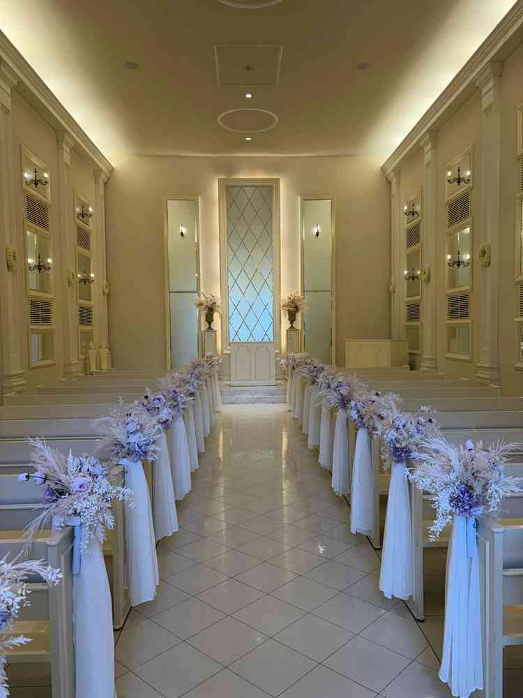 白を基調とした挙式会場