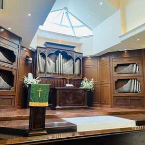 木目調の落ち着いた雰囲気のチャペルで、明るさも十分にありました。