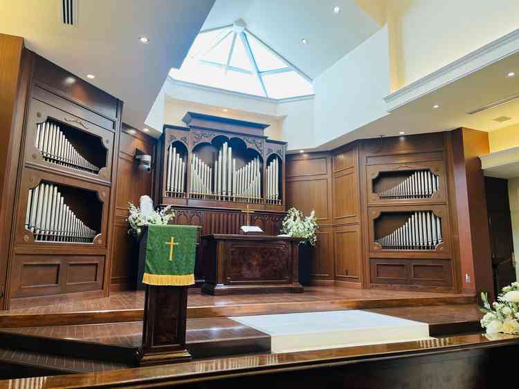 木目調の落ち着いた雰囲気のチャペルで、明るさも十分にありました。