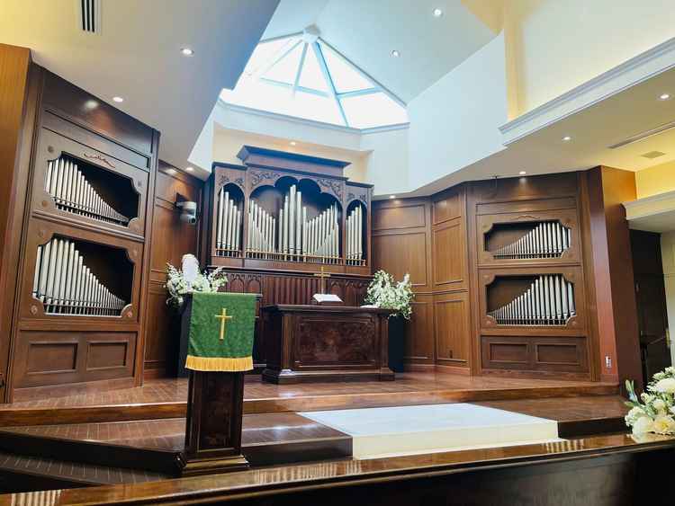 木目調の落ち着いた雰囲気のチャペルで、明るさも十分にありました。