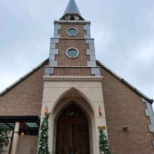 見学時はあいにくの雨でしたが、やはりチャペルの存在感はとても印象的で、退場時には本物の鐘がなります