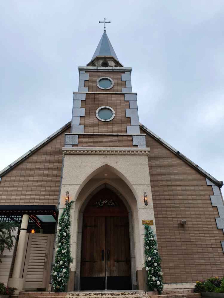 見学時はあいにくの雨でしたが、やはりチャペルの存在感はとても印象的で、退場時には本物の鐘がなります