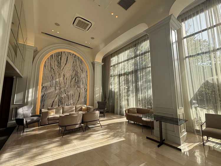 入り口ロビー。とても広く自然光が入って綺麗です。