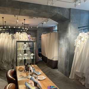 すぐ隣にドレスサロンがありました。種類がとても多いわけではありませんが、質が高いと思いました。