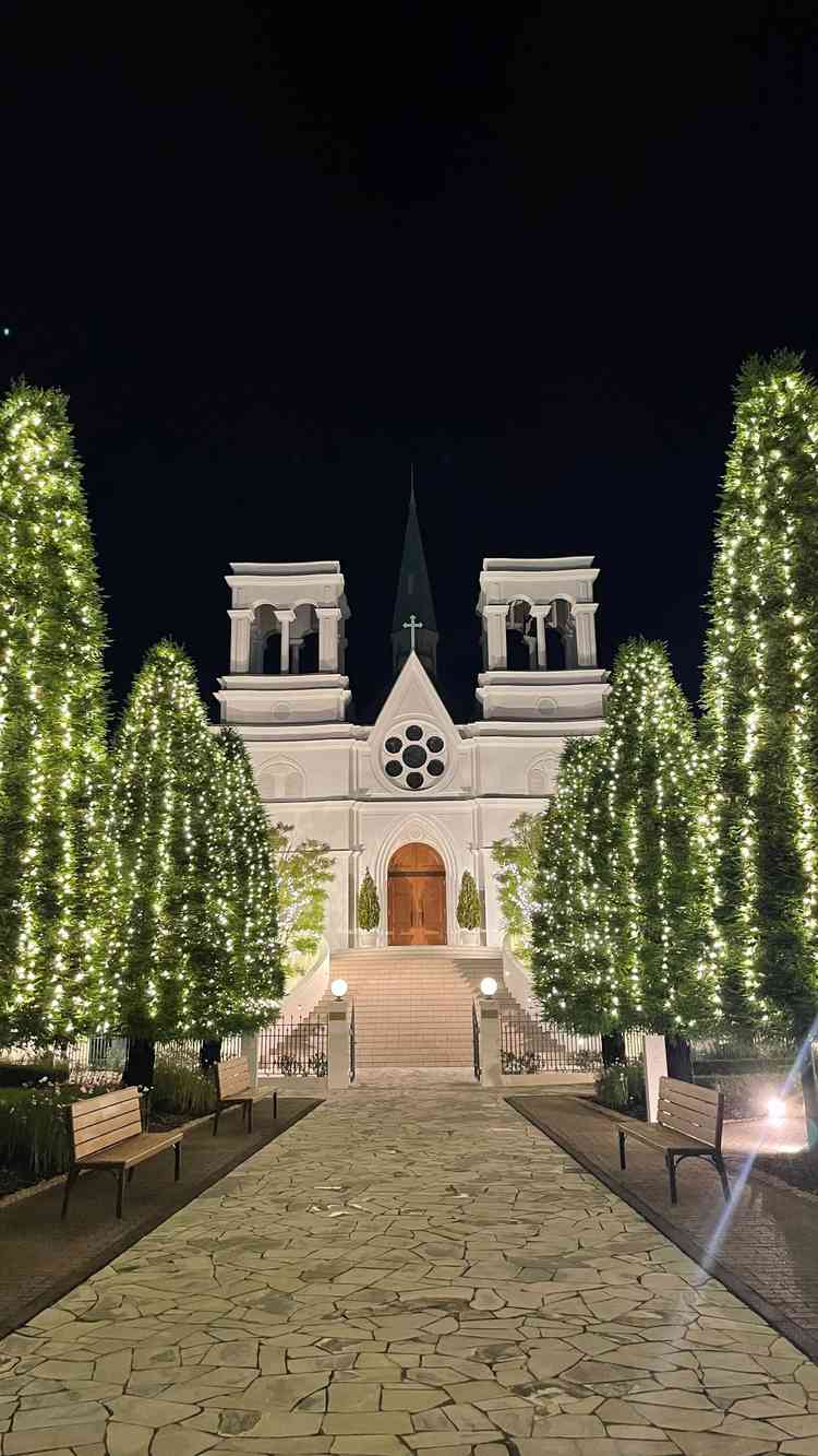 お城のような見た目の独立チャペル。夜でもイルミネーションがきれい。