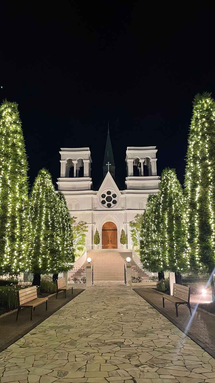 お城のような見た目の独立チャペル。夜でもイルミネーションがきれい。