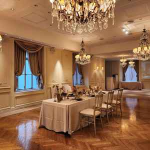 シャンデリアや装飾などとても美しく、長方形の程よいサイズの室内がとても好みで暖かい空間でした。