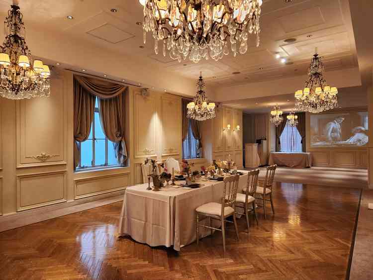 シャンデリアや装飾などとても美しく、長方形の程よいサイズの室内がとても好みで暖かい空間でした。