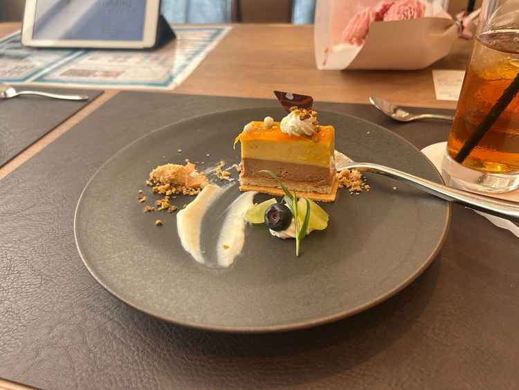 試食のデザートです。手が込んでいる味がして、デザインもオシャレでおいしかったです。