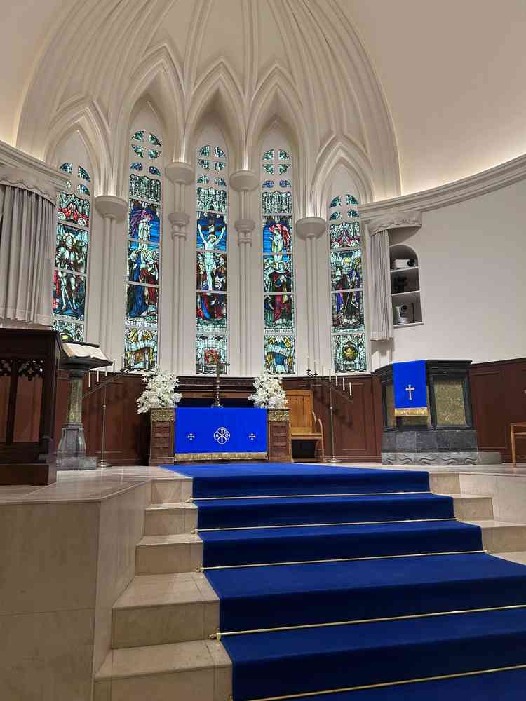 チャペル内部の様子です。ロイヤルブルーを基調とし、ステンドグラスがあります。