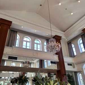 披露宴会場の画像になります。天井が高く伸び伸びとした空間で過ごせました。