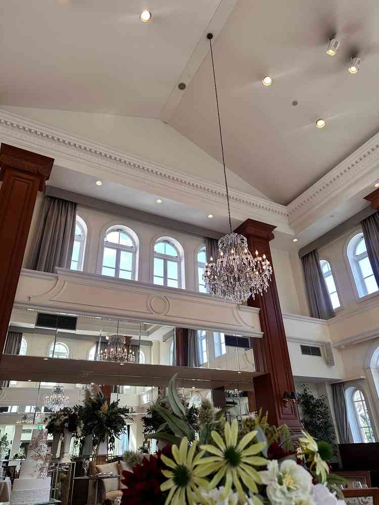 披露宴会場の画像になります。天井が高く伸び伸びとした空間で過ごせました。