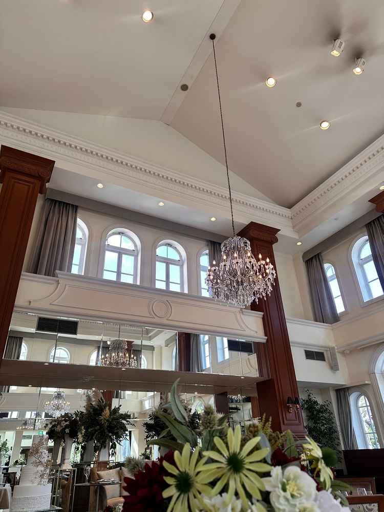 披露宴会場の画像になります。天井が高く伸び伸びとした空間で過ごせました。