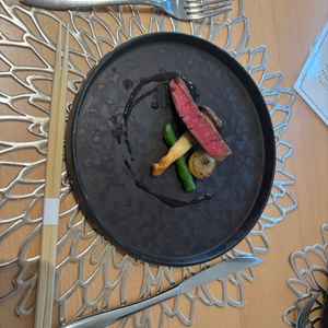 試食のプレートの写真。専属のシェフが作っていてとても美味しかった。オプションも充実していて安心した。