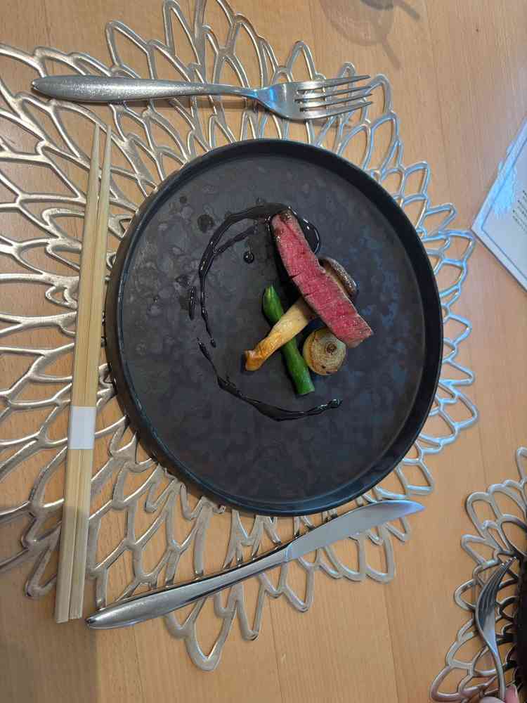 試食のプレートの写真。専属のシェフが作っていてとても美味しかった。オプションも充実していて安心した。