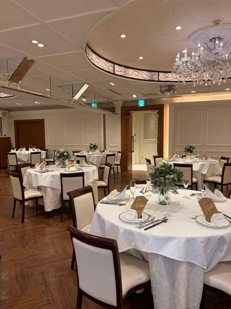 シンプルで温かみのある披露宴会場