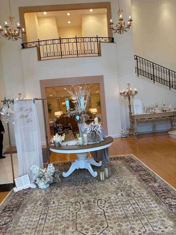 披露宴会場の1番大きい会場のロビー。白とゴールドの色が素敵で、王道が好きな人にはいい！