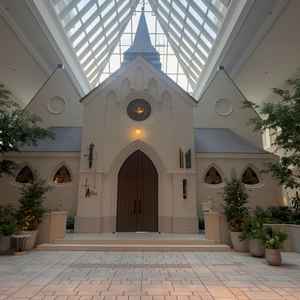 ホテル屋内にある独立したチャペル。室内なので、雨・夏・冬のどんな気候でも快適に式を挙げられる。