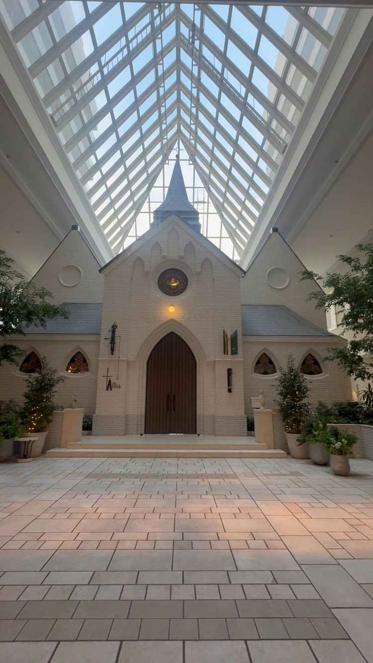 ホテル屋内にある独立したチャペル。室内なので、雨・夏・冬のどんな気候でも快適に式を挙げられる。