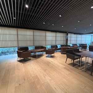 ゲストの方の待合です。和風で落ち着く空間です。40人くらいは余裕で過ごせます。