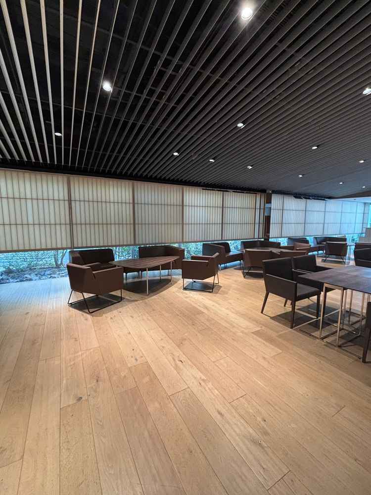 ゲストの方の待合です。和風で落ち着く空間です。40人くらいは余裕で過ごせます。