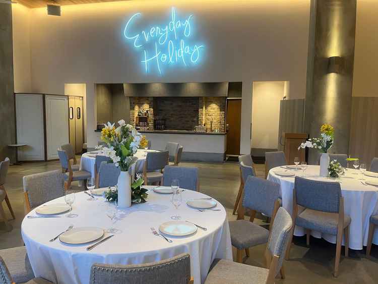 披露宴会場です。天井が高く開放的な雰囲気でした。