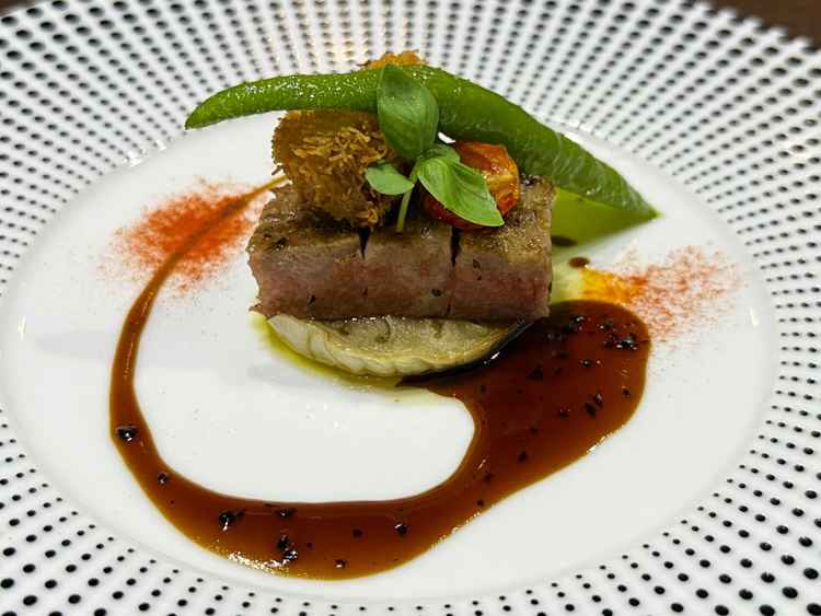 試食会のメイン料理。松阪牛はとろけますし、旬の夏野菜は季節感を感じられて、おいしかったです。