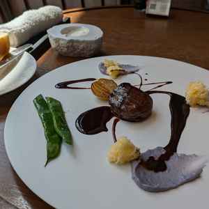 お肉は柔らかく、ソース含め彩りが鮮やかで、とても美味しかったです。