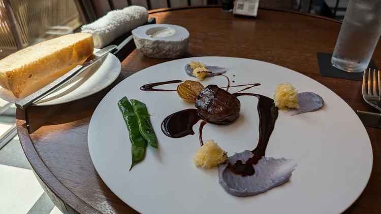 お肉は柔らかく、ソース含め彩りが鮮やかで、とても美味しかったです。