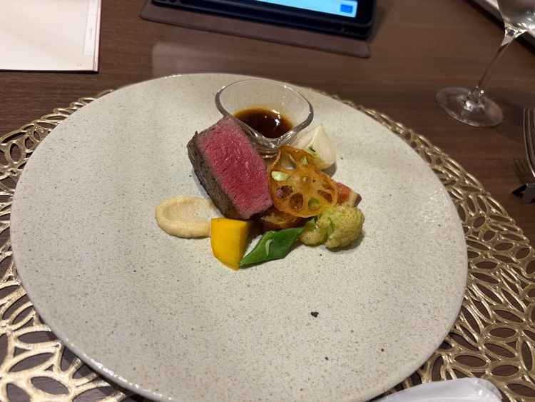 アルモニーソルーナの特選牛をいただきました。柔らかくてさっぱりしていたので食べやすかったです。