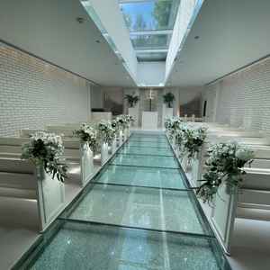 チャペルの天井に水が流れていて、建物内で唯一白をベースとした色合いの場所なので明るく感じました。