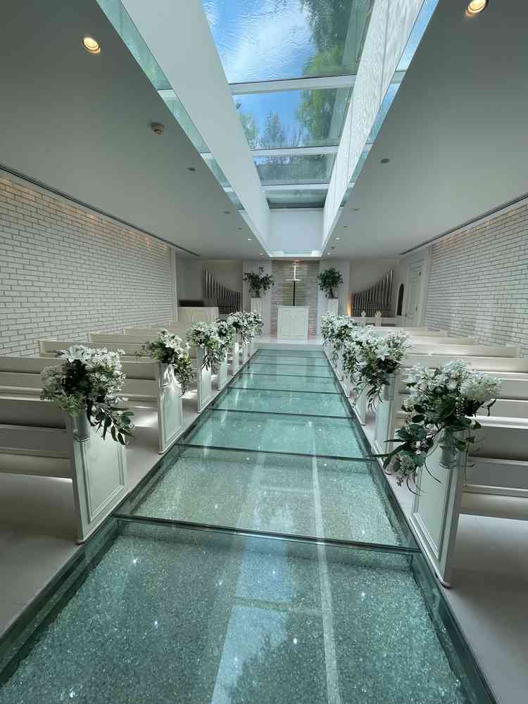 チャペルの天井に水が流れていて、建物内で唯一白をベースとした色合いの場所なので明るく感じました。