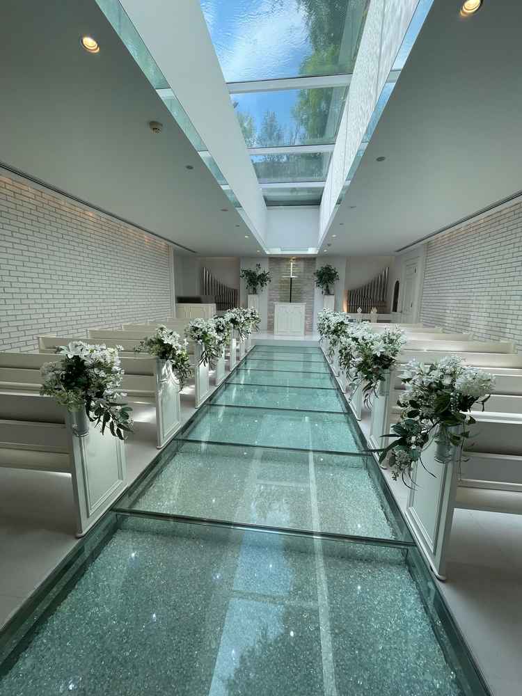 チャペルの天井に水が流れていて、建物内で唯一白をベースとした色合いの場所なので明るく感じました。