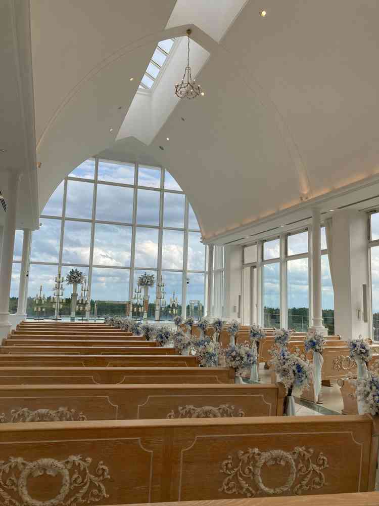 天空のチャペルで開放感のある印象を受けました。曇天でしたが、自然光が入り明るい雰囲気です。