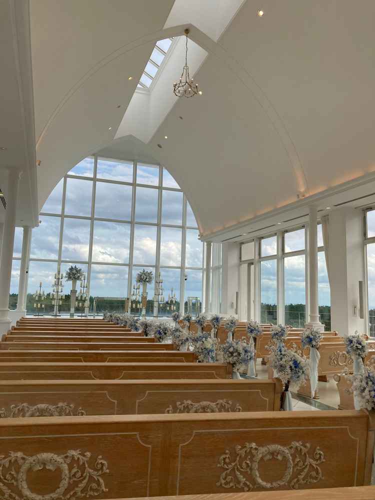 天空のチャペルで開放感のある印象を受けました。曇天でしたが、自然光が入り明るい雰囲気です。