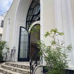 教会の入り口です。緑が多く爽やかなイメージ。