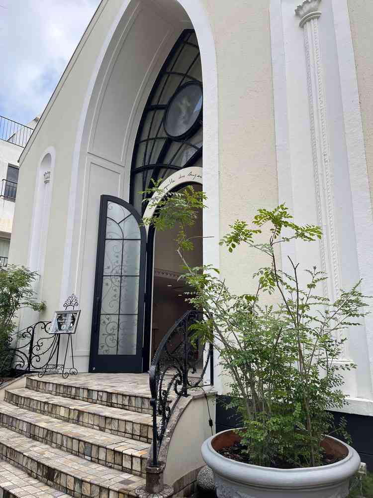 教会の入り口です。緑が多く爽やかなイメージ。