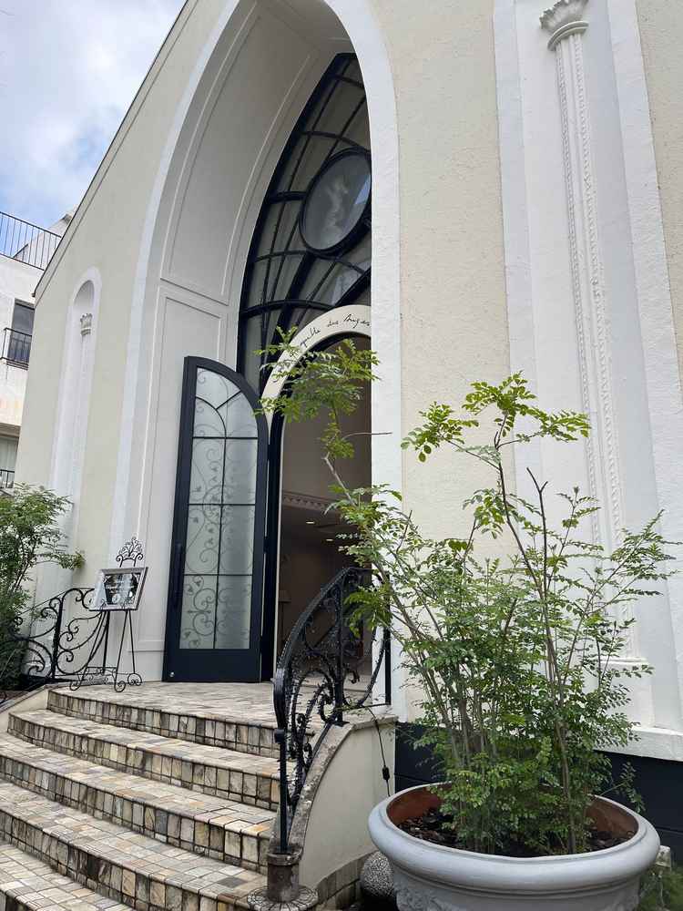 教会の入り口です。緑が多く爽やかなイメージ。