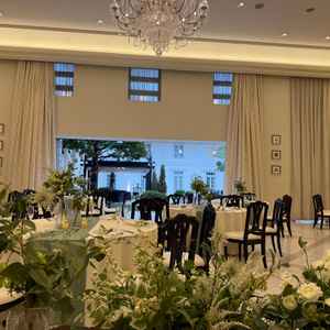 高砂側から見た披露宴会場です。カーテンがあくのでガーデン見ながら披露宴ができます