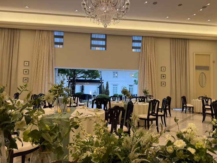 高砂側から見た披露宴会場です。カーテンがあくのでガーデン見ながら披露宴ができます