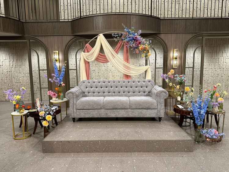 披露宴会場の高砂。広々としたソファー席でした。