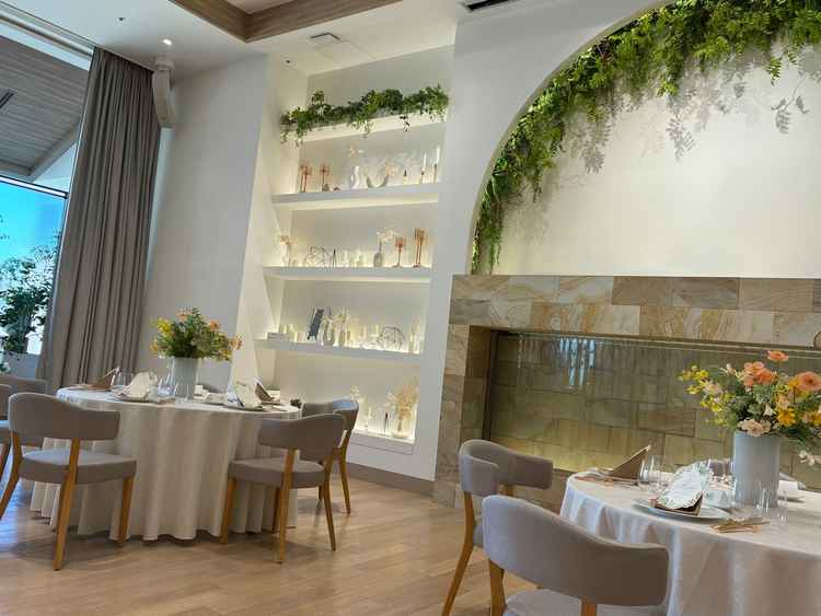 披露宴会場の雰囲気です。ナチュラルな感じがとても好みでした。