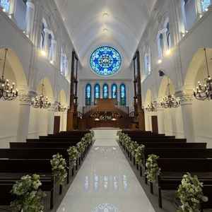 挙式会場は天井も高く開放感があり、凄く広く感じました。