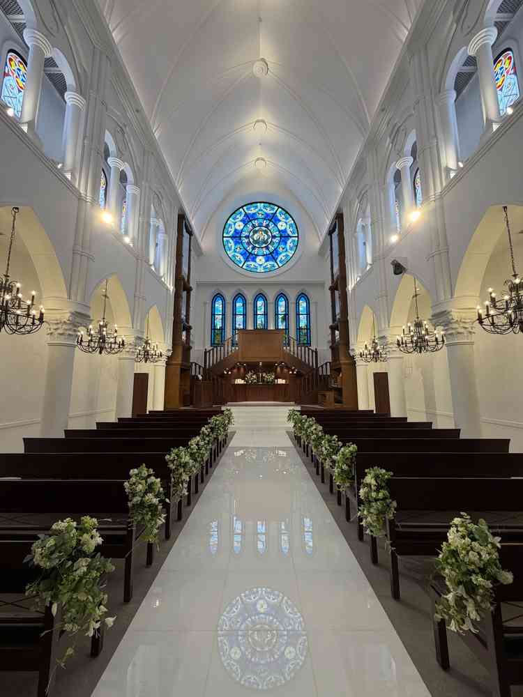 挙式会場は天井も高く開放感があり、凄く広く感じました。