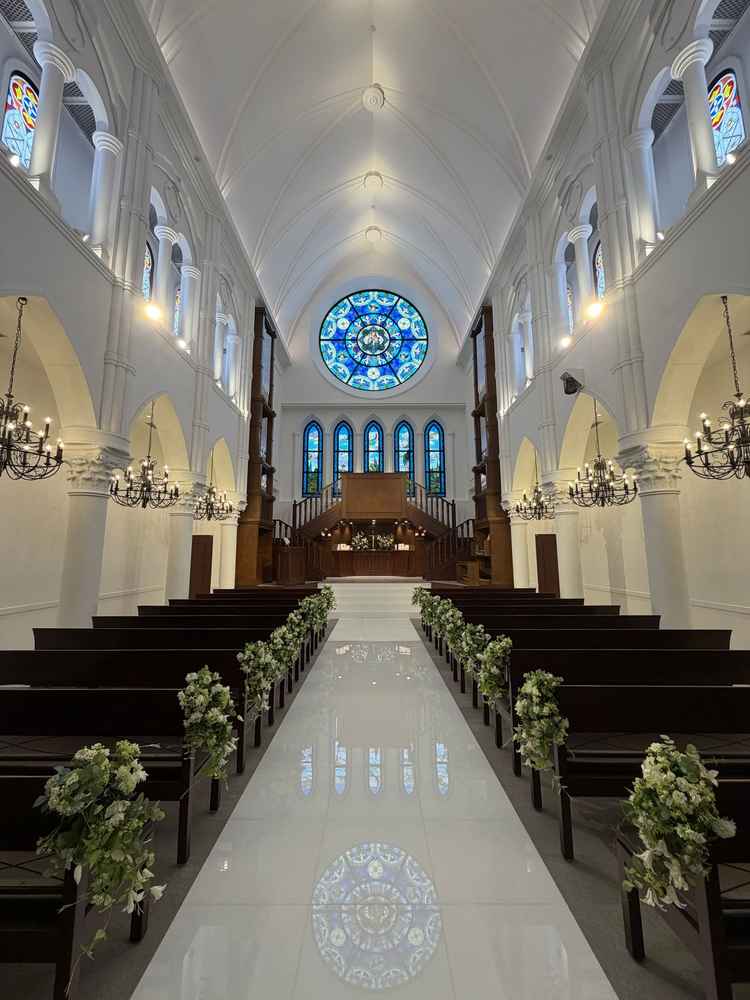 挙式会場は天井も高く開放感があり、凄く広く感じました。