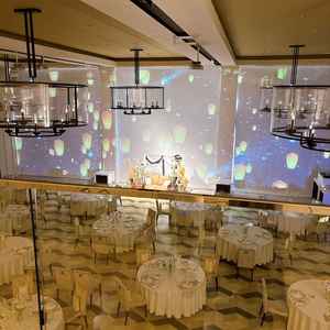 披露宴会場。プロジェクションマッピングも可能。